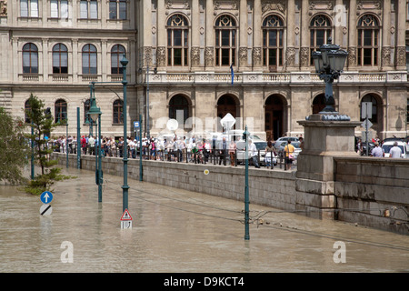 Les spectateurs et les touristes à la recherche de plus à la rue inondée et de tramway sur l'explosion des rives du Danube, Budapest, Hongrie Banque D'Images