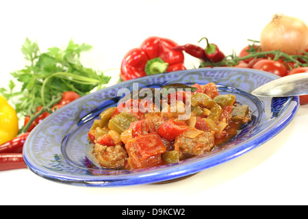 Kefta tajine tunisien avec tomates, poivrons et le boeuf haché sur un fond clair Banque D'Images