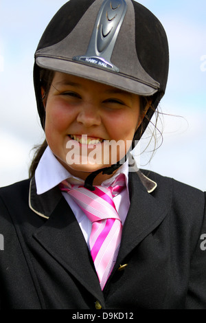 12 ans, fille, heureusement posant sur son pony Banque D'Images