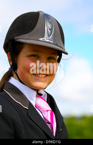 12 ans, fille, heureusement posant sur son pony Banque D'Images