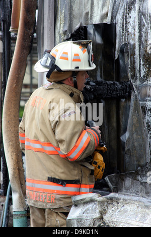 Un incendie Sous-chef d'enquêter sur les lieux d'un incendie Banque D'Images