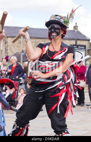 Femme Morris dancer avec visage noir à Skipton, Yorkshire du Nord, Angleterre Banque D'Images