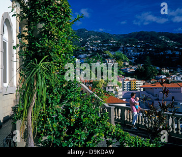 Une mère en vacances tenant son bébé sur le balcon de l'hôtel Monte Carlo, profitant de la vue sur la colline, à Funchal, Madère, l'Europe. Banque D'Images