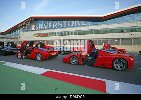 FERRARI ENZO FERRARI 3 ET 4 1000 PLUS DE RECORD MONDIAL DU CIRCUIT DU GRAND PRIX DE SILVERSTONE EN ANGLETERRE ANGLETERRE 15 Septembre 2012 Banque D'Images