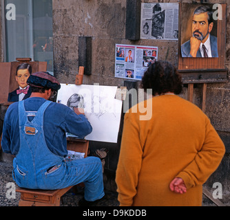 Le célèbre artiste de rue, Joaquim da Luz, l'esquisse d'un portrait à Funchal, Madère. Banque D'Images