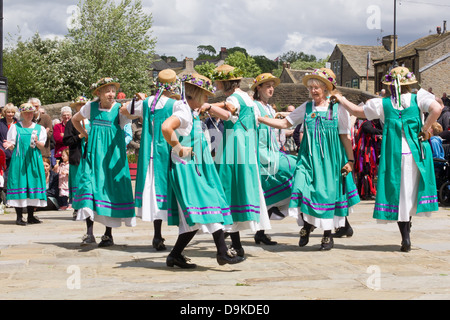 Femme Morris Dancers At Skipton, Yorkshire du Nord, Angleterre Banque D'Images