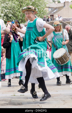 Femme Morris Dancers At Skipton, Yorkshire du Nord, Angleterre Banque D'Images