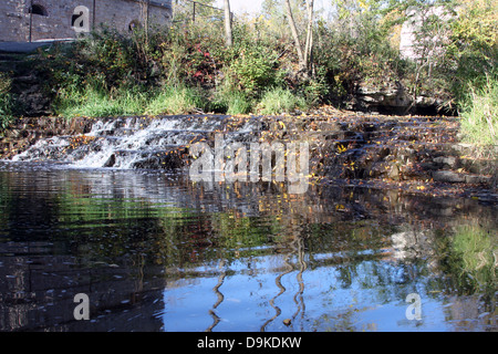 La rivière Menomonee Falls et en face de l'historique des fours à chaux préservés dans un parc Banque D'Images