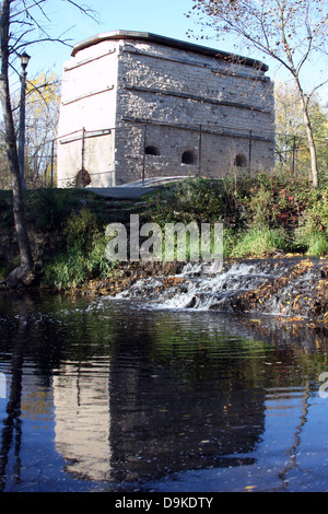 La rivière Menomonee Falls et en face de la four à chaux préservés dans un parc Banque D'Images