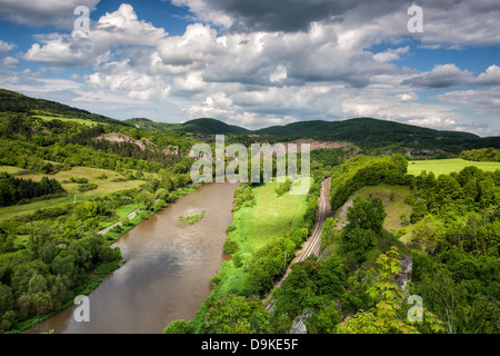 Vue depuis la colline dans la vallée de la rivière Berounka Banque D'Images