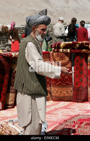 Les tapis afghans en vente, près de marché transfrontalier sur la frontière d'Ishkashim entre le Tadjikistan et l'Afghanistan Banque D'Images