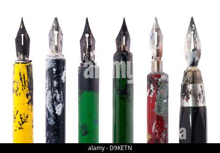 Collection de vieux stylos colorés isolated on white Banque D'Images