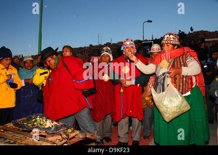 LA PAZ, BOLIVIE, 21 juin. Une femme ou un chef spirituel de l'école Amauta Aymara lance des offrandes de feuilles de coca sur un unstarted le feu lors d'un événement pour célébrer le Nouvel An Aymara ou Willka Kuti (aussi le solstice d'hiver). Lever du soleil marque le début de la nouvelle année (5521 dans le calendrier Aymara). Credit : James Brunker / Alamy Live News Banque D'Images