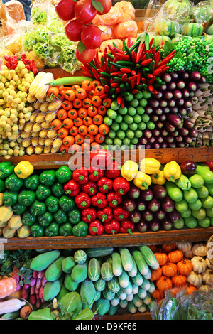 Les fruits et légumes frais décroche à Chatuchak Weekend Market, le plus grand marché de la Thaïlande, Bangkok, Thaïlande Banque D'Images