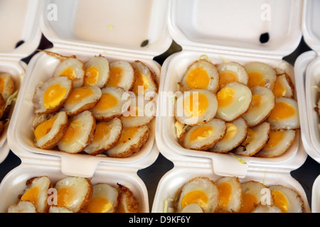 Des oeufs de cailles dans un food à Chatuchak Weekend Market, le plus grand marché de la Thaïlande, Bangkok, Thaïlande Banque D'Images