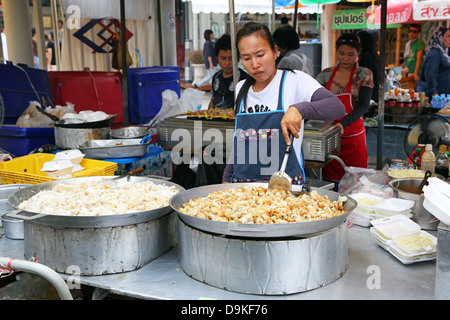 Food à Chatuchak Weekend Market, le plus grand marché de la Thaïlande, Bangkok, Thaïlande Banque D'Images