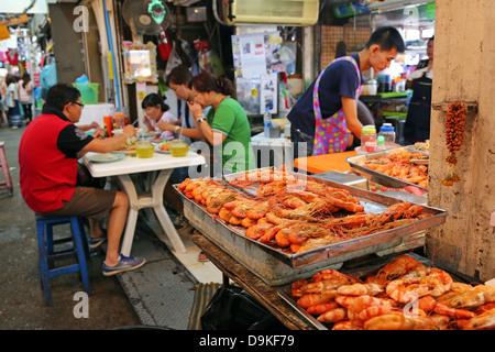 Food à Chatuchak Weekend Market, le plus grand marché de la Thaïlande, Bangkok, Thaïlande Banque D'Images