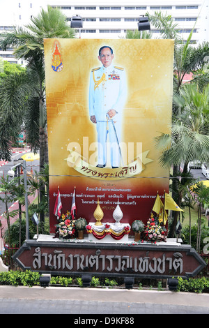 Photo du roi Rama IX, Thaïlandais Bhumibol Adulyadej au quartier général de la police, Bangkok, Thaïlande Banque D'Images