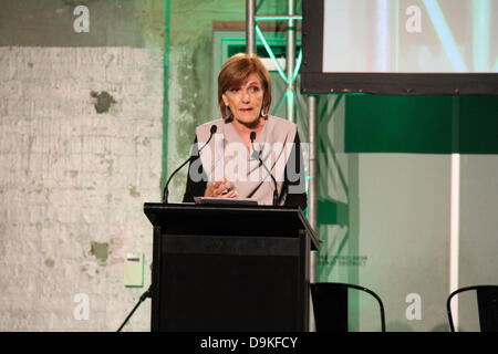 Carriageworks, 245 Wilson Street, NSW 2015 Eveleigh. 20 juin 2013. Les premiers dirigeants et les politiciens de toute l'Australie ont pris part à la Vinnie's CEO sleepout où elles obtiennent de l'expérience de ce que c'est que d'être sans-abri pour une nuit et recueillir de l'argent pour Vinnies charité. Photo n'est Jenny Brockie (présentateur d'Insight) à la MC 2013 Vinnies chef sleepout à Carriageworks à Sydney. Crédit : Richard Milnes / Alamy Live News. Banque D'Images