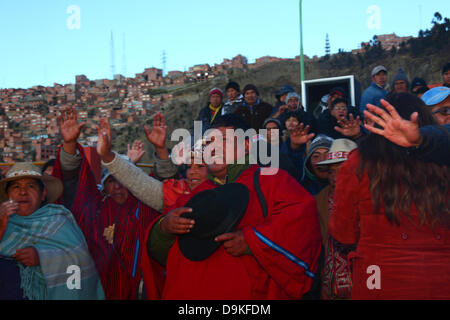 LA PAZ, BOLIVIE, 21 juin. Un homme de l'école Amauta Aymara ou chef spirituel attend de recevoir le soleil levant avec la population locale lors d'un événement pour célébrer le Nouvel An Aymara ou Willka Kuti (aussi le solstice d'hiver). Lever du soleil marque le début de la nouvelle année (5521 dans le calendrier Aymara, Willka Kuti signifie littéralement retour du soleil). Credit : James Brunker / Alamy Live News Banque D'Images