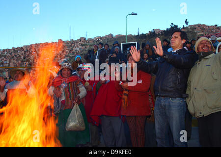 LA PAZ, BOLIVIE, 21 juin. L'aymara amautas ou leaders spirituels attendent de recevoir le soleil levant avec la population locale lors d'un événement pour célébrer le Nouvel An Aymara ou Willka Kuti (aussi le solstice d'hiver). Lever du soleil marque le début de la nouvelle année (5521 dans le calendrier Aymara, Willka Kuti signifie littéralement retour du soleil). Credit : James Brunker / Alamy Live News Banque D'Images