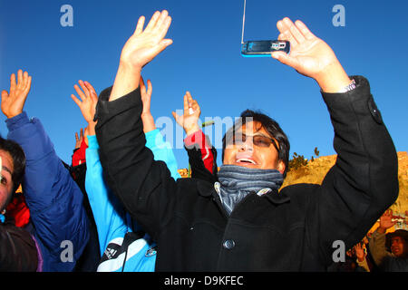 LA PAZ, BOLIVIE, 21 juin. Les Boliviens peuvent contenir jusqu'à leurs mains pour recevoir la chaleur et l'énergie du soleil levant lors d'un événement pour célébrer le Nouvel An Aymara ou Willka Kuti (aussi le solstice d'hiver). Lever du soleil marque le début de la nouvelle année (5521 dans le calendrier Aymara, Willka Kuti signifie littéralement retour du soleil). Credit : James Brunker / Alamy Live News Banque D'Images