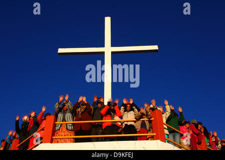 LA PAZ, BOLIVIE, 21 juin. Les Boliviens peuvent contenir jusqu'à leurs mains pour recevoir la chaleur et l'énergie du soleil levant lors d'un événement pour célébrer le Nouvel An Aymara ou Willka Kuti (aussi le solstice d'hiver). Lever du soleil marque le début de la nouvelle année (5521 dans le calendrier Aymara, Willka Kuti signifie littéralement retour du soleil). Credit : James Brunker / Alamy Live News Banque D'Images