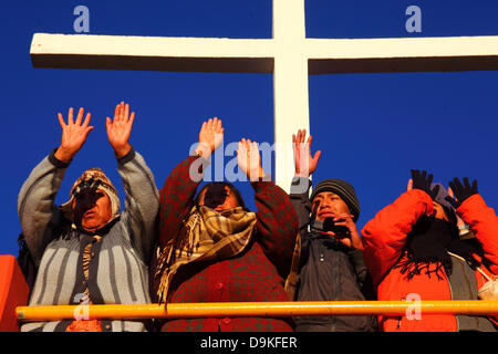 LA PAZ, BOLIVIE, 21 juin. Les Boliviens peuvent contenir jusqu'à leurs mains pour recevoir la chaleur et l'énergie du soleil levant lors d'un événement pour célébrer le Nouvel An Aymara ou Willka Kuti (aussi le solstice d'hiver). Lever du soleil marque le début de la nouvelle année (5521 dans le calendrier Aymara, Willka Kuti signifie littéralement retour du soleil). Credit : James Brunker / Alamy Live News Banque D'Images