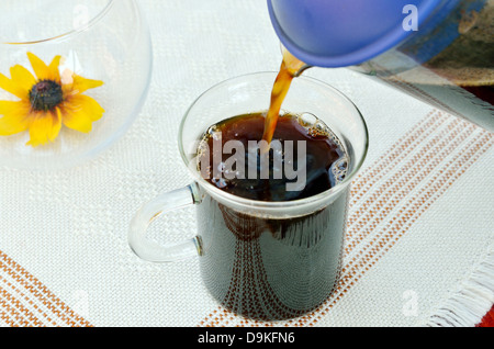 Verser dans une tasse de café. Banque D'Images
