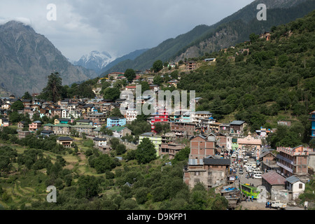 La petite ville de tribal Gaddi Bharmour chevauche une colline dans l'Budhil vallée de l'Himachal Pradesh, en Inde Banque D'Images