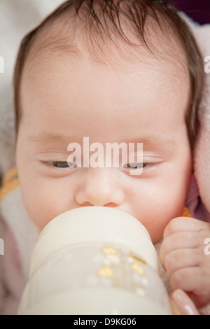 Naissance bebe Fille avec bouteille de bébé Banque D'Images