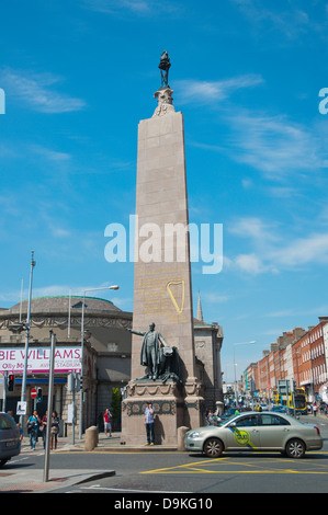 Taxi en face de l'Parnell Monument (1911) O'Connell Street Dublin Irlande Europe centrale supérieure Banque D'Images