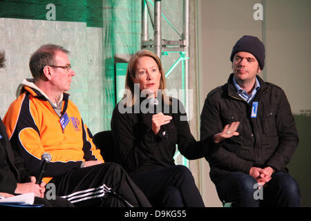 Carriageworks, 245 Wilson Street, NSW 2015 Eveleigh. 20 juin 2013. Les premiers dirigeants et les politiciens de toute l'Australie ont pris part à la Vinnie's CEO sleepout où elles obtiennent de l'expérience de ce que c'est que d'être sans-abri pour une nuit et recueillir de l'argent pour Vinnies charité. Sur la photo est le groupe de discussion à propos de l'itinérance. Crédit : Richard Milnes / Alamy Live News. Banque D'Images