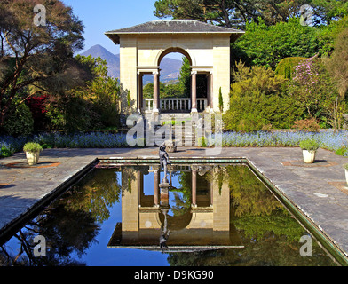 Reflet dans un bassin au Jardins Italiens de Garinish Gardens, comté de Cork, Irlande Banque D'Images