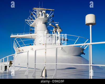 Les communications et les systèmes de radar sur un paquebot de croisière 'Légende de la mer" au large de Marseille, France 2 Banque D'Images