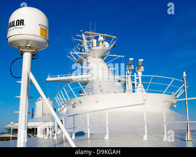 Les communications et les systèmes de radar sur un paquebot de croisière 'Légende de la mer" au large de Marseille, France Banque D'Images