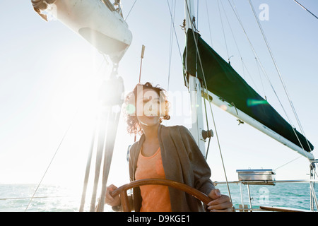 Jeune femme yacht de direction Banque D'Images