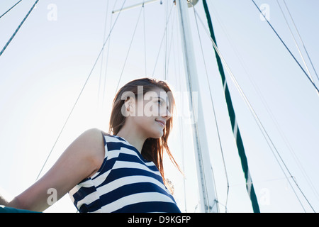 Jeune femme sur le port de yacht haut rayé Banque D'Images