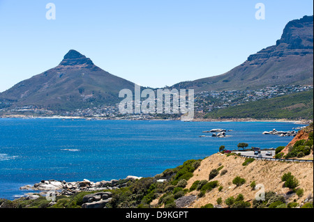 Littoral au sud de Camps Bay - Lions tête dans l'arrière-plan - Le Cap, Afrique du Sud Banque D'Images