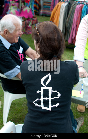 Amnesty International logo sur un t-shirt Banque D'Images