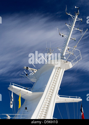 Les systèmes météorologiques de mât sur un paquebot de croisière 'Légende de la mer" au large de Marseille, France 2 Banque D'Images