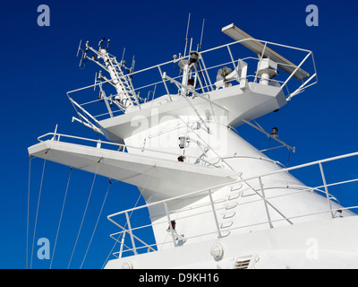 Les systèmes radar météorologique et mât sur un paquebot de croisière 'Légende de la mer" au large de Marseille, France Banque D'Images