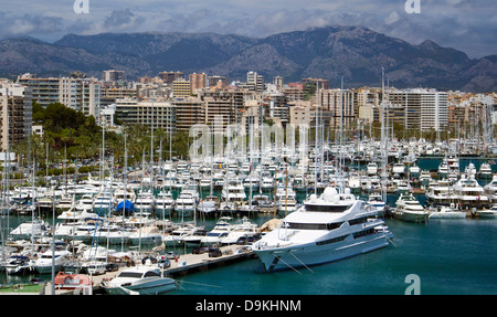 Les bateaux de plaisance et yachts amarrés dans le port de Palma de Mallorca, Espagne 2 Banque D'Images