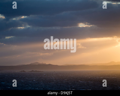 Coucher du soleil en pleine tempête au large de la Sardaigne en Méditerranée, Italie Banque D'Images