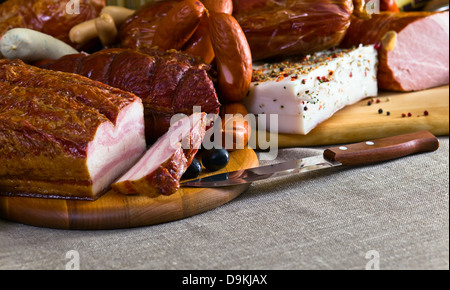 La viande fumée et les saucisses sur un tissu en lin Banque D'Images