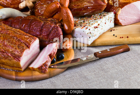 La viande fumée et les saucisses sur un tissu en lin Banque D'Images