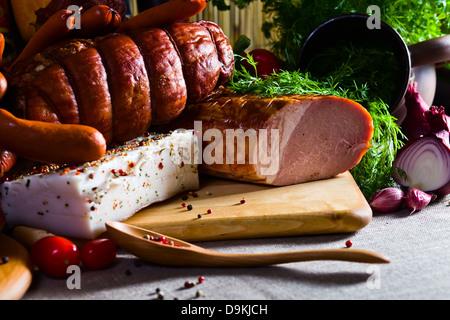 La viande fumée et les saucisses sur un tissu en lin Banque D'Images