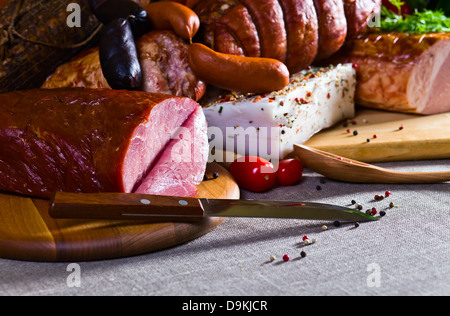 La viande fumée et les saucisses sur un tissu en lin Banque D'Images