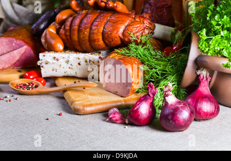 La viande fumée et les saucisses sur un tissu en lin Banque D'Images