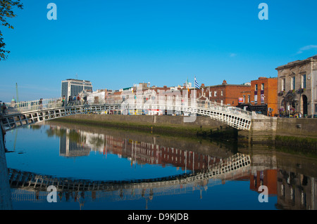 Liffey ou Ha'penny Bridge (1816) Crossing River Liffey Dublin Irlande Europe centrale Banque D'Images